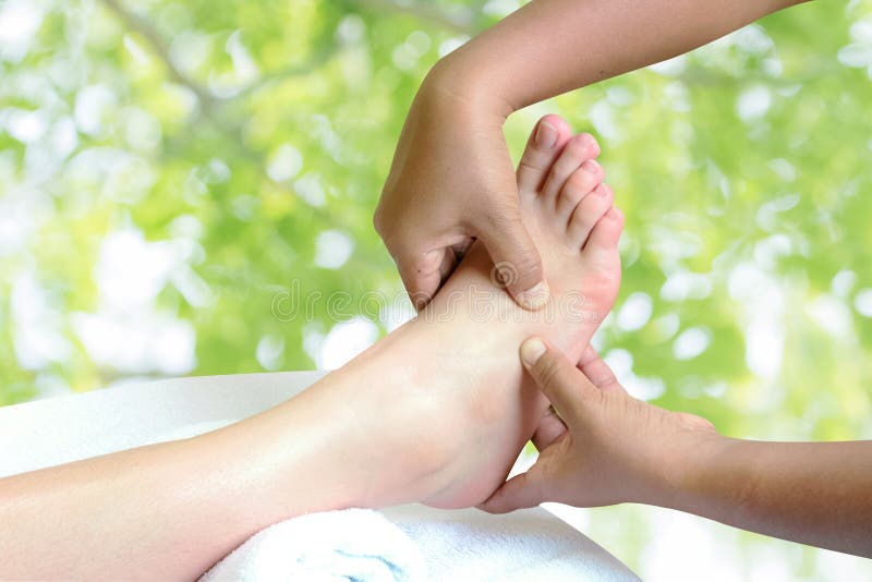Massaggiatore che fa reflessologia, massaggio tailandese del piede