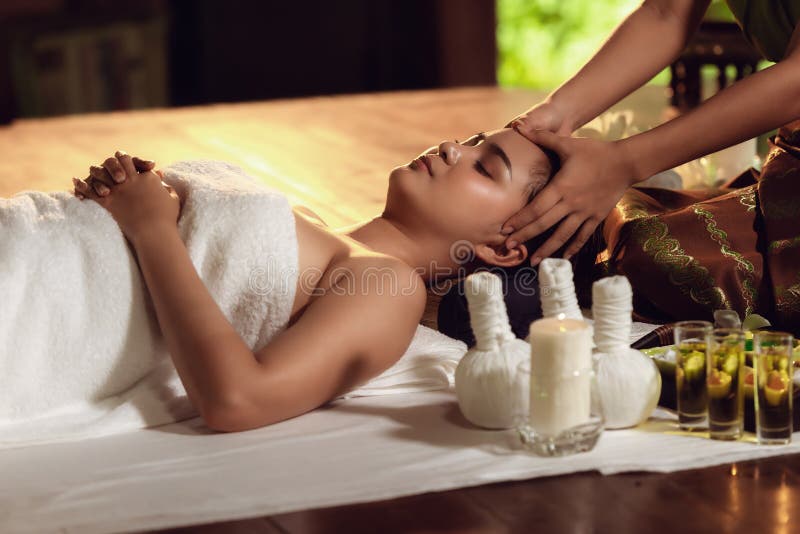 Massaggio tailandese della stazione termale del corpo con le erbe dell'aroma , La donna asiatica abbastanza attraente sta rilassa
