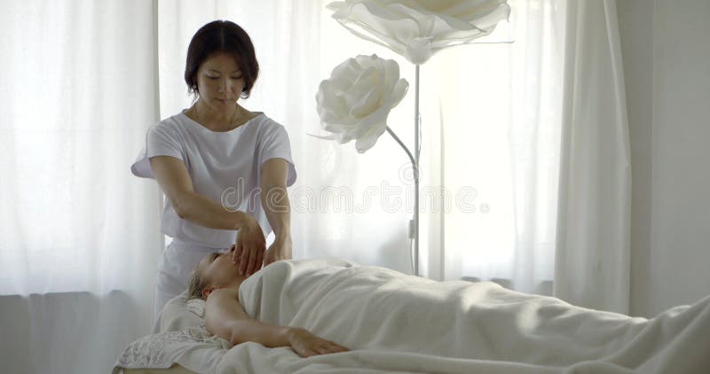 Massagista Feminina Fazendo Massagem Para O Cliente Masculino Foto De Stock Imagem De Massagem