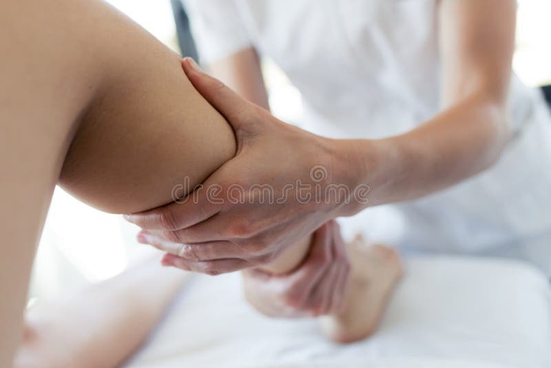 Massagista que faz massagens os pés da mulher gravida no centro dos termas fotografia de stock Massagista que faz massagens os pés da mulher gravida no centro dos termas fotografia de stock