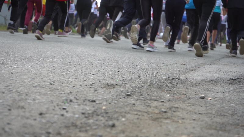 Massale jeugdsport. loopbenen dicht. langzame beweging