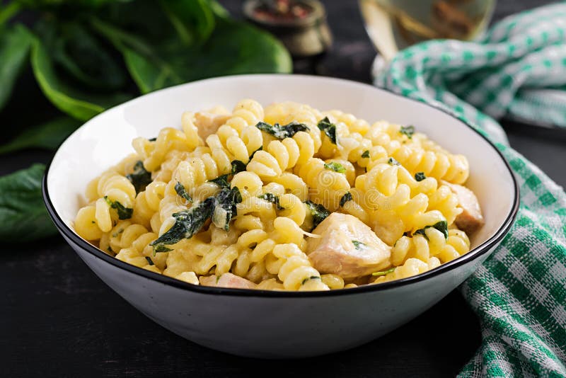 Massas alimentícias fusilli com molho cremoso com carne de frango, queijo parmesão e espinafres fotos de stock royalty free Massas alimentícias fusilli com molho cremoso com carne de frango, queijo parmesão e espinafres fotos de stock royalty free