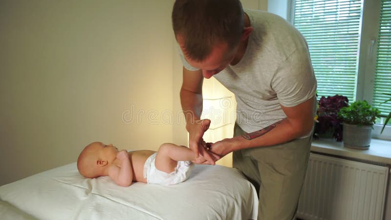 Massas de massagista profissional - pezinho infantil na clínica