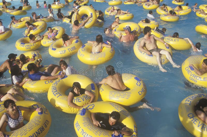 Masse im Wasser an rasendem Wasser lizenzfreie stockfotografie