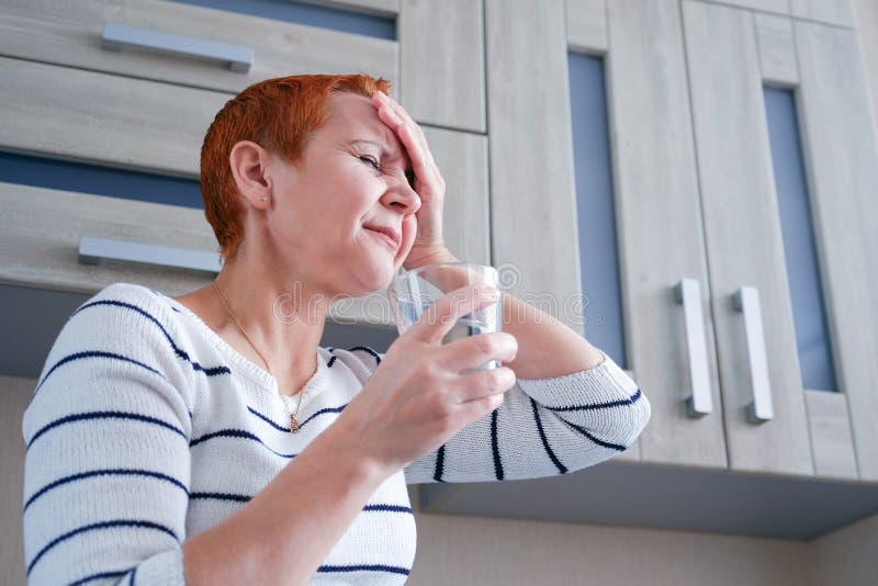 Masseer zijn tempels Een vrouw die aan een hoofdpijn lijden Gezondheidsproblemen, Vrouw die haar hoofd met haar hand houden royalty-vrije stock afbeeldingen Masseer zijn tempels Een vrouw die aan een hoofdpijn lijden Gezondheidsproblemen, Vrouw die haar hoofd met haar hand houden royalty-vrije stock afbeeldingen