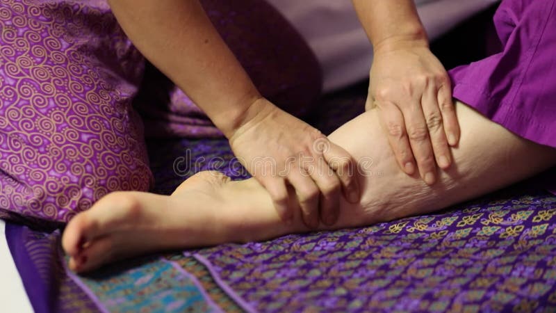 Masseur aprieta el pantano de cliente que se encuentra en metrajes
