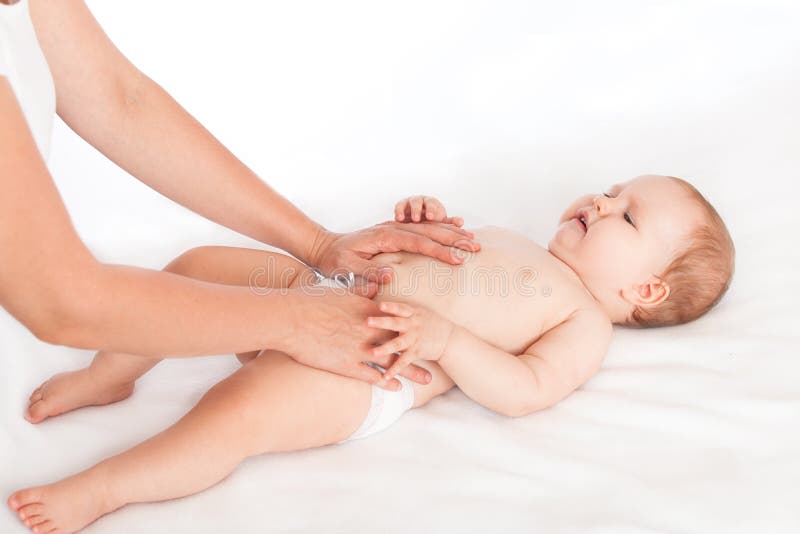 Masseur die de buik van de baby masseren tijdens koliek royalty-vrije stock foto's Masseur die de buik van de baby masseren tijdens koliek royalty-vrije stock foto's