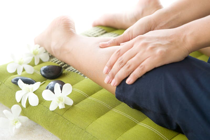 Masseur donnant à patiente de dame un massage de patte image libre de droits Masseur donnant à patiente de dame un massage de patte image libre de droits
