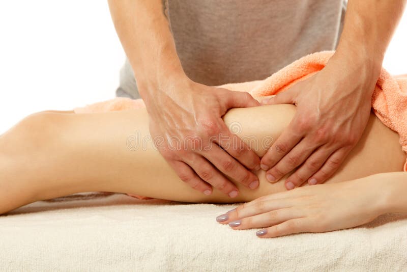 Masseur macht anticellulite Massage junge Frau auf Whit stockfotografie Masseur macht anticellulite Massage junge Frau auf Whit stockfotografie