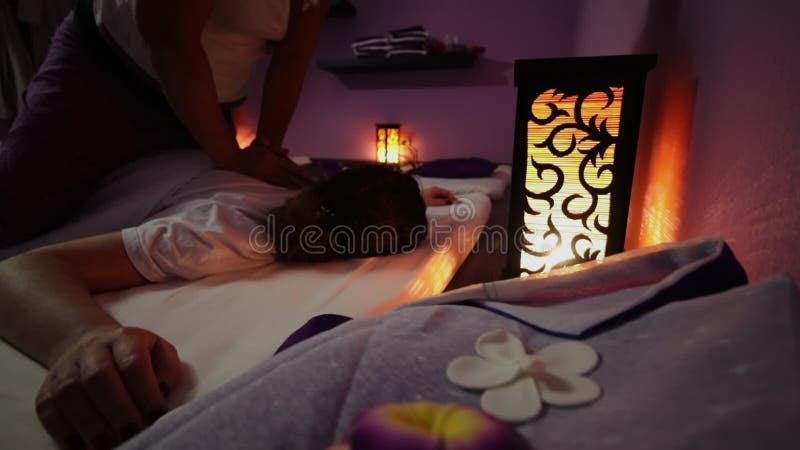 Masseur pesa sobre la parte posterior del cliente que se encuentra en metrajes