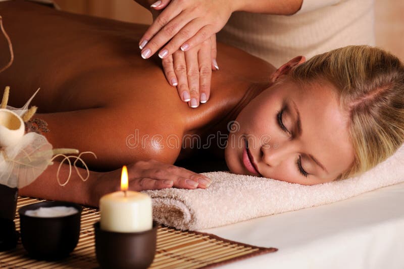 Masseur professionista che fa massaggio della femmina fotografia stock Masseur professionista che fa massaggio della femmina fotografia stock