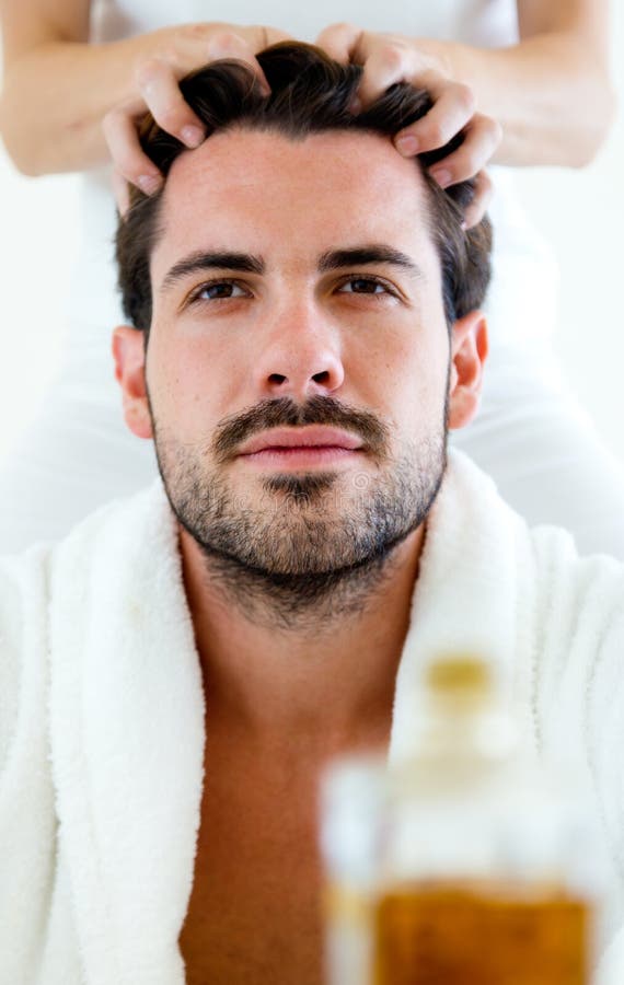 Masseur que faz a massagem no corpo do homem no salão de beleza dos termas fotografia de stock Masseur que faz a massagem no corpo do homem no salão de beleza dos termas fotografia de stock