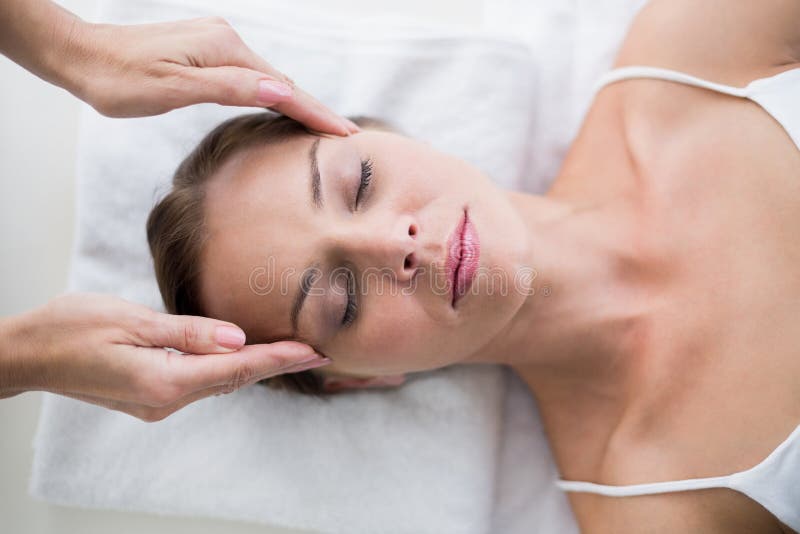 Masseur que faz massagens a mulher fotografia de stock Masseur que faz massagens a mulher fotografia de stock