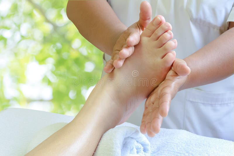 Masseur делая reflexology, тайский массаж ноги стоковые изображения Masseur делая reflexology, тайский массаж ноги стоковые изображения