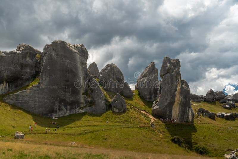Massi giganti nelle montagne, collina del castello, Nuova Zelanda del calcare immagine stock libera da diritti Massi giganti nelle montagne, collina del castello, Nuova Zelanda del calcare immagine stock libera da diritti