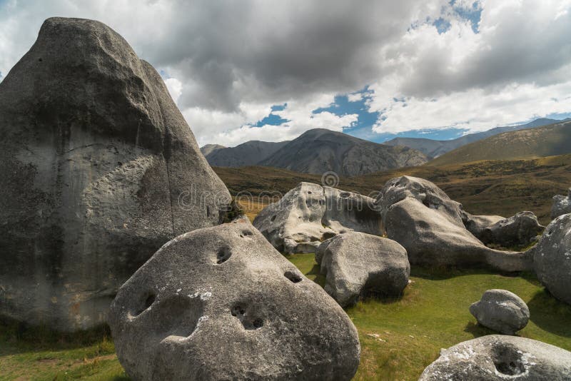 Massi giganti nelle montagne, collina del castello, Nuova Zelanda del calcare fotografie stock Massi giganti nelle montagne, collina del castello, Nuova Zelanda del calcare fotografie stock