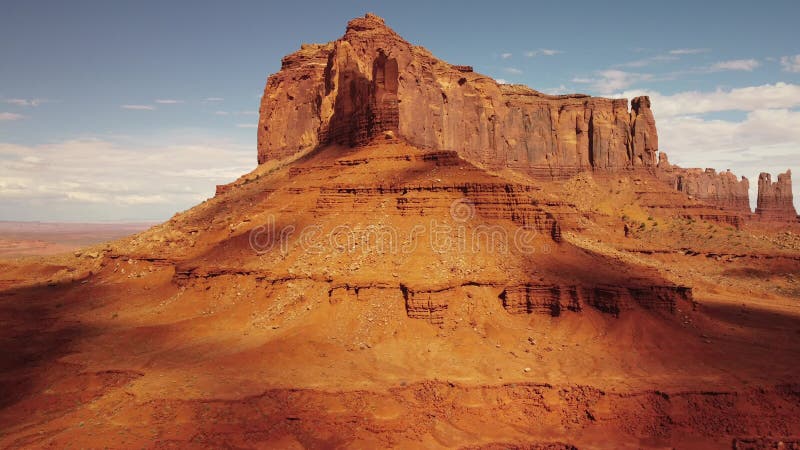 Massiccia formazione di roccia nel deserto della valle del monumento