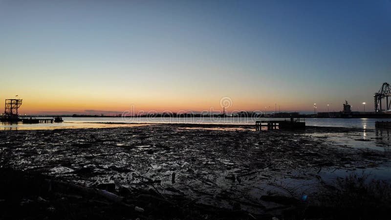 Massiccio campo di detriti sul fiume delaware vicino a philadelphia al tramonto