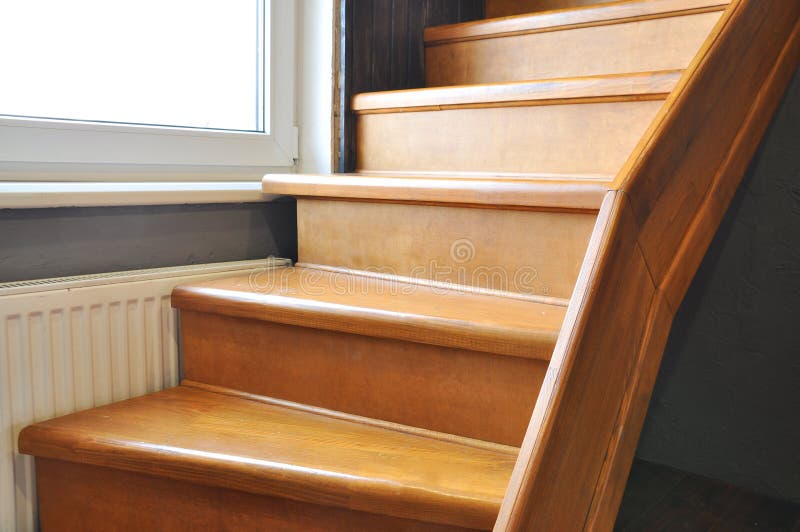 Massieve houten trap in het huis stock foto Massieve houten trap in het huis stock foto