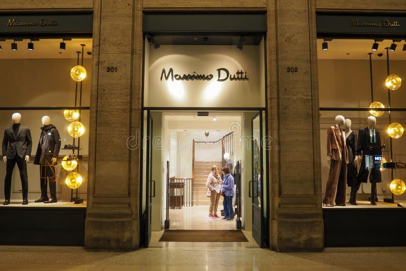 Ontvangende machine Meisje Gluren Massimo Dutti Fashion Store in Rome, Italy Editorial Stock Image - Image of  arcade, collection: 165670809