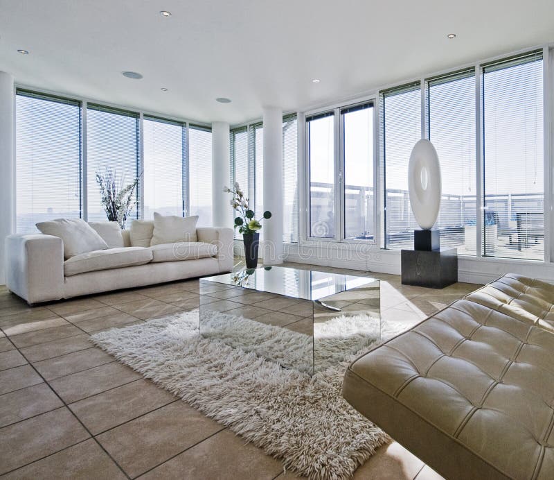 Masivo lujo sala de estar rechoncho blanco tela sofás a piso sobre el el techo ventanas.