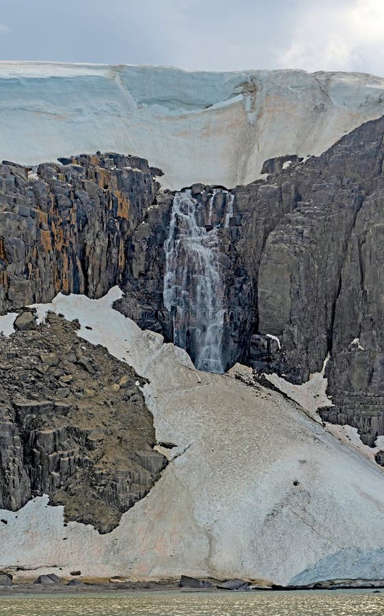 Massiver Wasserfall aus einem schmelzenden Küstengletscher stockbilder