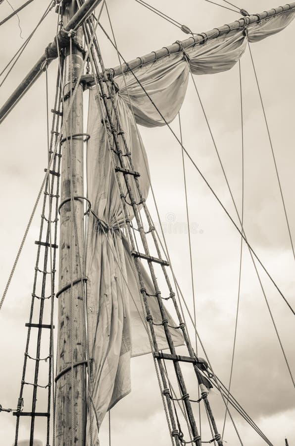 Mast and sailboat rigging, toning