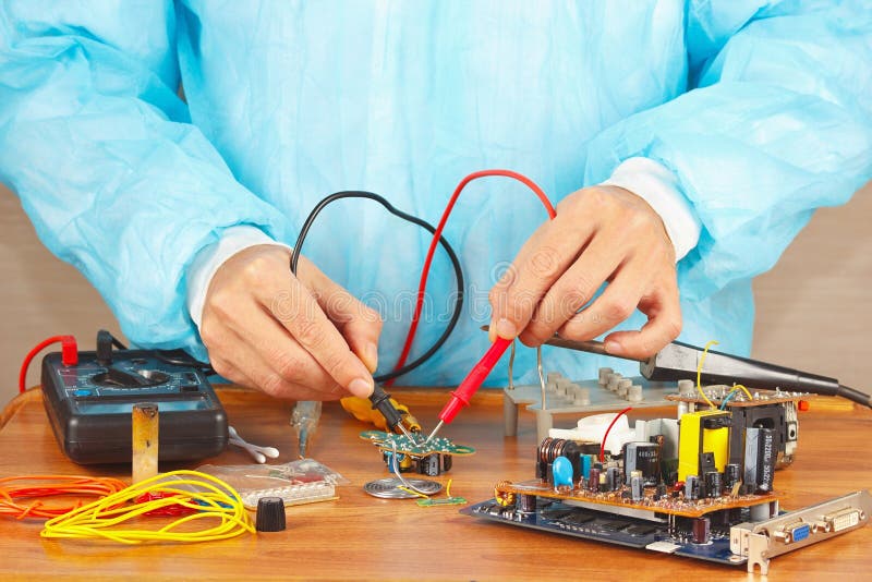 Master bordo dei controlli dell'apparecchio elettronico con un multimetro immagini stock libere da diritti