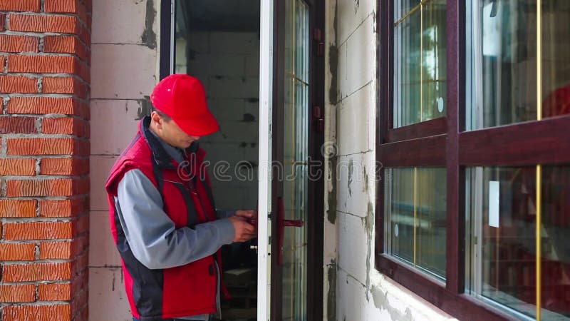 Master met en place une poignée de porte avec porte en plastique multilock avec lamination en bois et disposition en or dans maiso banque de vidéos