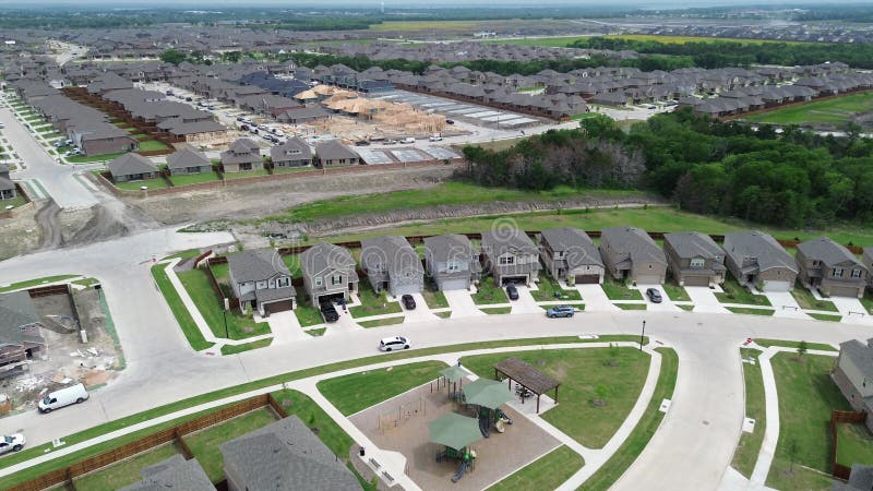 Master planeó la comunidad del borde norte de la autopista 380 en Princeton Texas con el lago Lavon como fondo nuevas casas de con metrajes