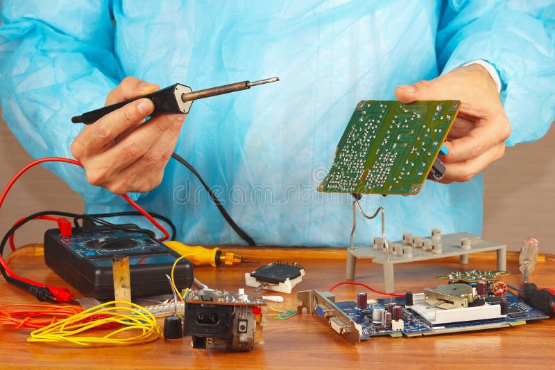 Master solder electronic board of device in service workshop