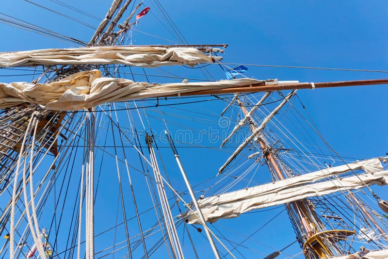 Mastros de um navio de navigação velho com rolado acima das velas brancas imagens de stock royalty free Mastros de um navio de navigação velho com rolado acima das velas brancas imagens de stock royalty free