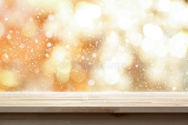 Masă de lemn de vârf pe fond albastru strălucitor, cu bokeh abstract, cu zăpadă royalty free stock images
