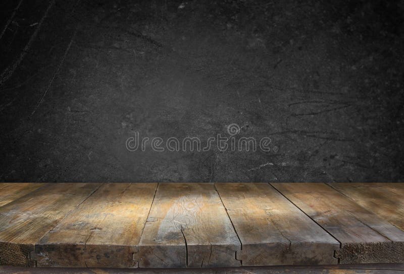 Masă grosolană vintage din lemn în fața fundalului negru texturat stock photography