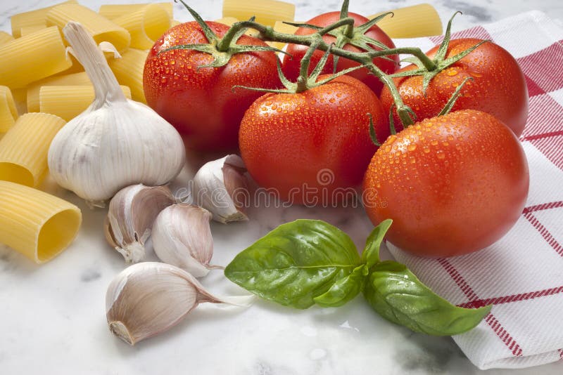 Mat för pasta för tomatvitlökbasilika arkivfoto Mat för pasta för tomatvitlökbasilika arkivfoto