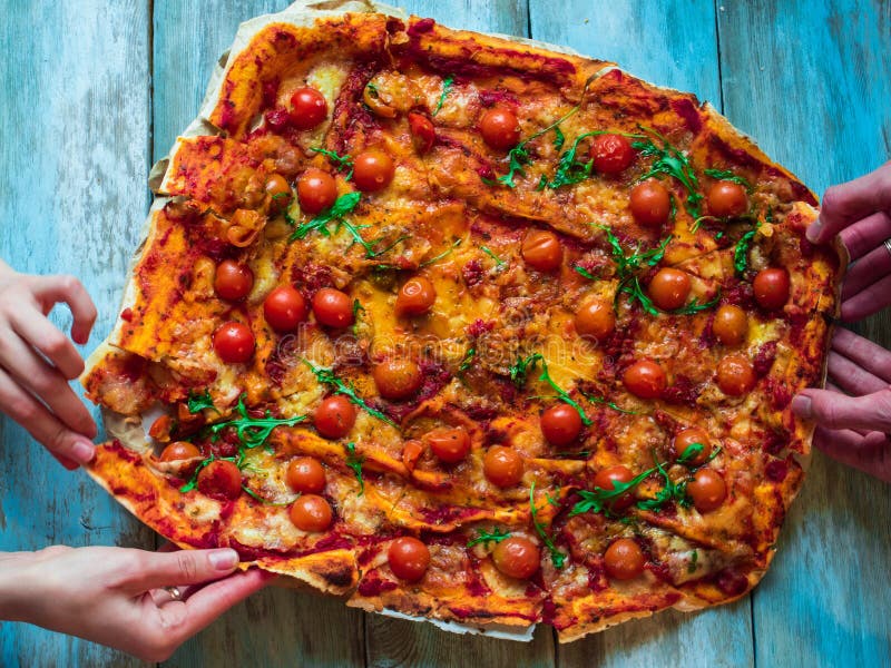 Mat-, lunch- och folkbegrepp - som är nära upp av vänner eller folk som äter pizza royaltyfri bild Mat-, lunch- och folkbegrepp - som är nära upp av vänner eller folk som äter pizza royaltyfri bild