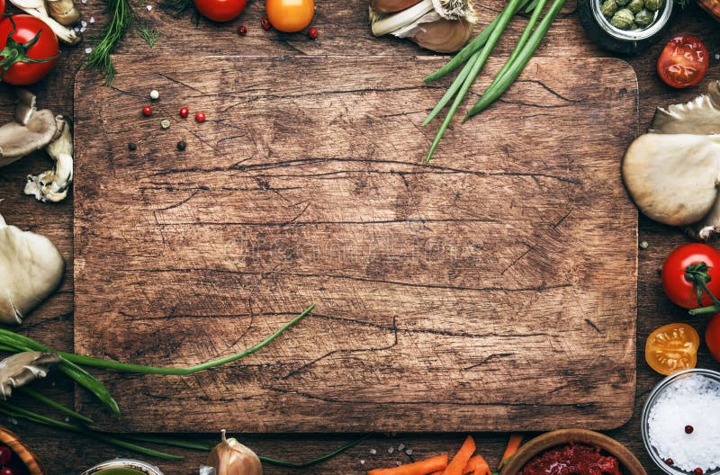 Mat som lagar mat bakgrund, ingredienser för förberedelsestrikt vegetariandisk, grönsaker, rotar, kryddor, champinjoner och örter arkivbild
