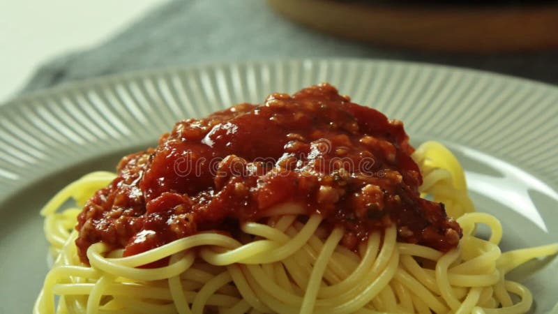 Mat som utformar och lagar mat spagetti som är bolognese i köket