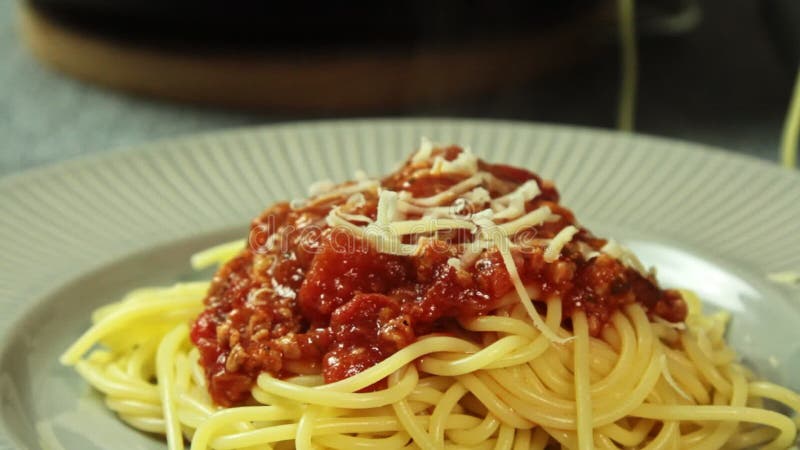 Mat som utformar och lagar mat spagetti som är bolognese i köket