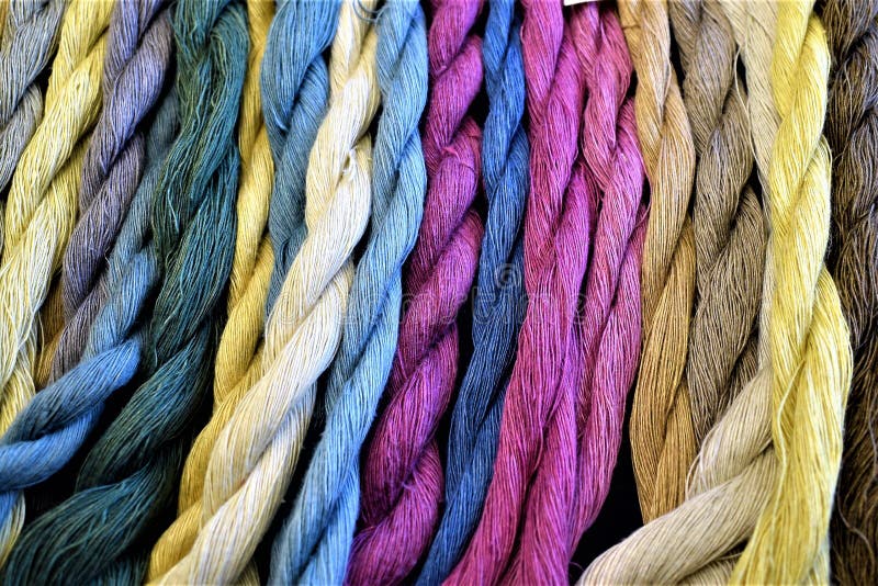 Matasse di tela a mano filate tinte esposizione fotografie stock libere da diritti Matasse di tela a mano filate tinte esposizione fotografie stock libere da diritti