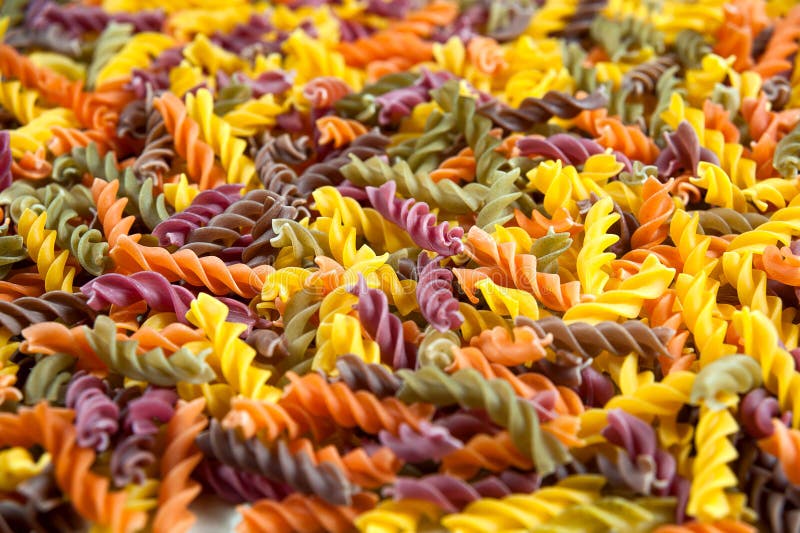 Matbakgrund - Okokt Tre-färgad Pasta För Fusilli Durumvete Med Spenat Och  Tomaten Fotografering för Bildbyråer - Bild av hög, äta: 111971925