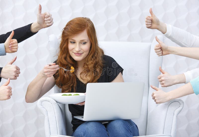 Matblogger med bärbara datorn arkivbild Matblogger med bärbara datorn arkivbild