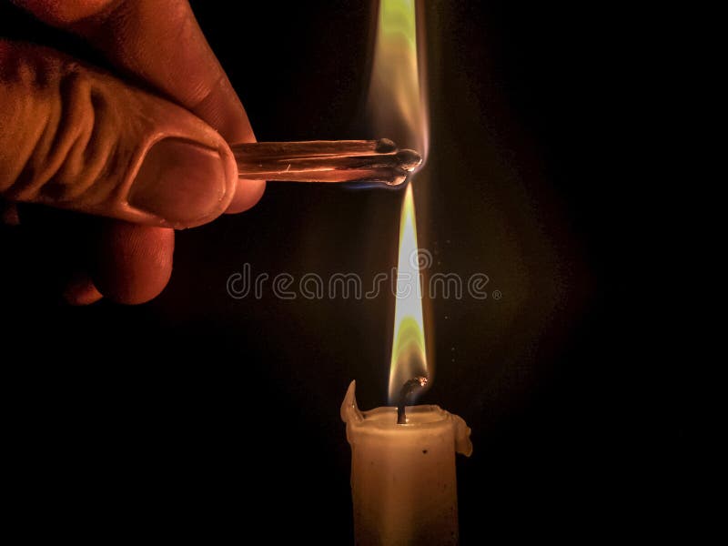 Match, das brennt, um eine Kerze zu beleuchten lizenzfreie stockfotos Match, das brennt, um eine Kerze zu beleuchten lizenzfreie stockfotos