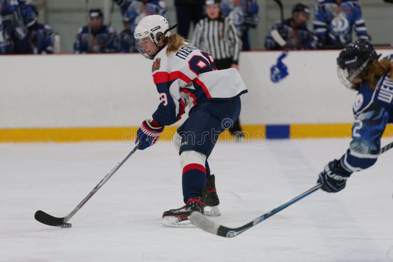 Match de hockey sur glace de femmes Dinamo St Petersburg contre Biryusa Krasnoïarsk images libres de droits Match de hockey sur glace de femmes Dinamo St Petersburg contre Biryusa Krasnoïarsk images libres de droits