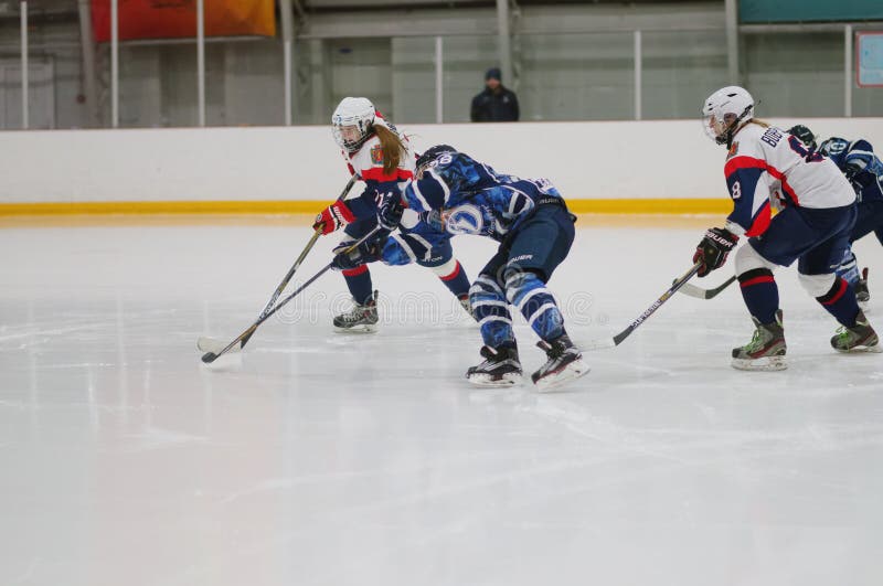 Match de hockey sur glace de femmes Dinamo St Petersburg contre Biryusa Krasnoïarsk images stock Match de hockey sur glace de femmes Dinamo St Petersburg contre Biryusa Krasnoïarsk images stock