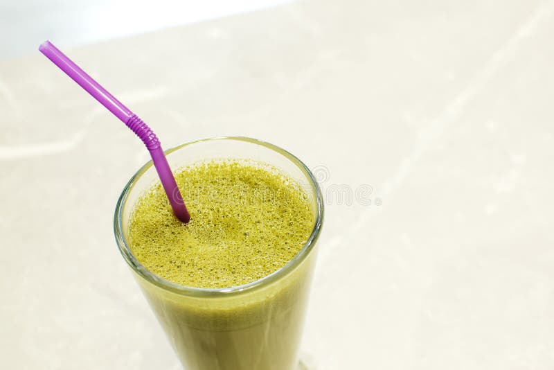 Matcha gren thee in glazen kop royalty-vrije stock afbeelding