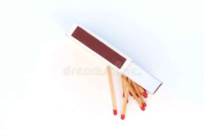 Matcher öppnad tändsticksask, matchstick som isoleras på vit bakgrund arkivfoto Matcher öppnad tändsticksask, matchstick som isoleras på vit bakgrund arkivfoto
