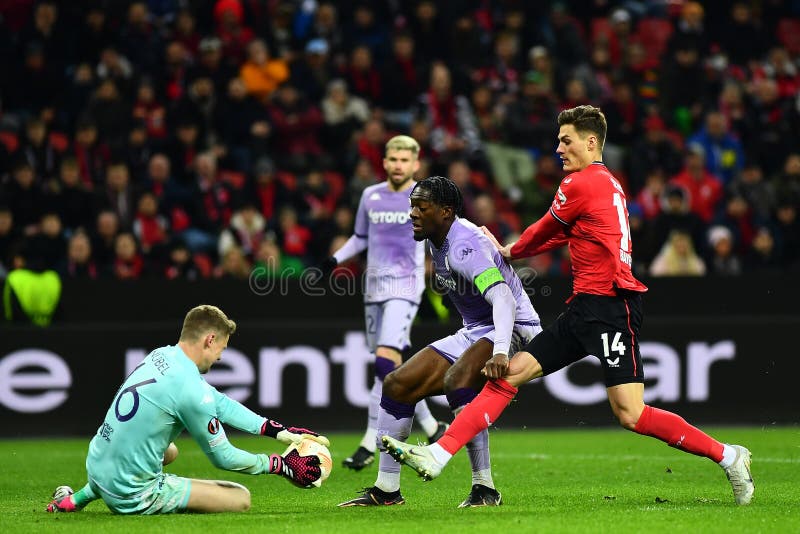 Matchningen mellan uefa europa league bayer 04 leverkusen och monaco fc arkivfoton