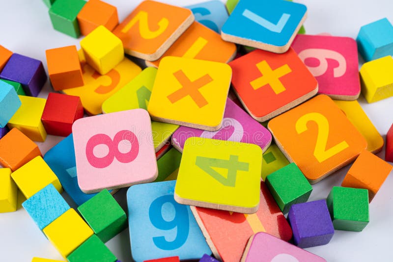 Matematica numărul colorat pe fundal alb studiu matematic de predare matematică. Numărul matematic colorat pe fundal alb studiu matematică învățare