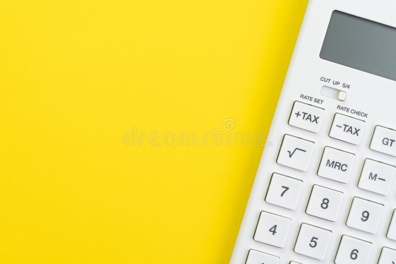 Matematik-, skattberäknings-, finans- eller investeringbegrepp, vit ren räknemaskin på fast gul bakgrund med kopieringsutrymme royaltyfri bild Matematik-, skattberäknings-, finans- eller investeringbegrepp, vit ren räknemaskin på fast gul bakgrund med kopieringsutrymme royaltyfri bild